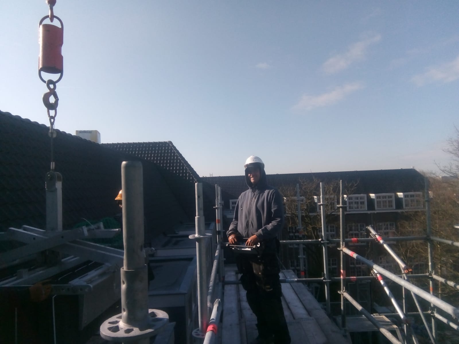 Pannendekker en uitvoerder Frank aan het werk bij Konrad Roof Technology